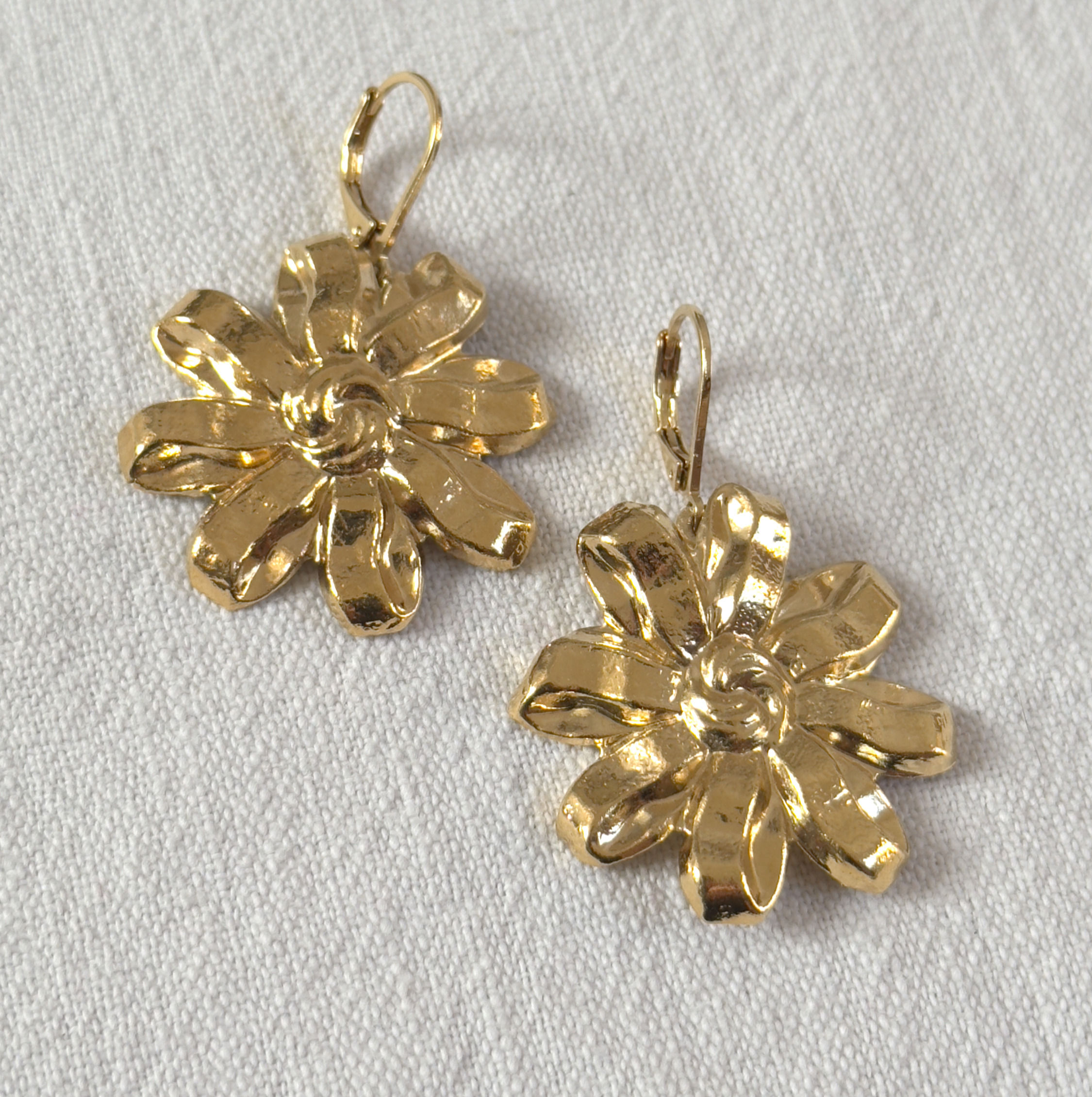 Boucles d'oreilles pendantes marguerites dorées