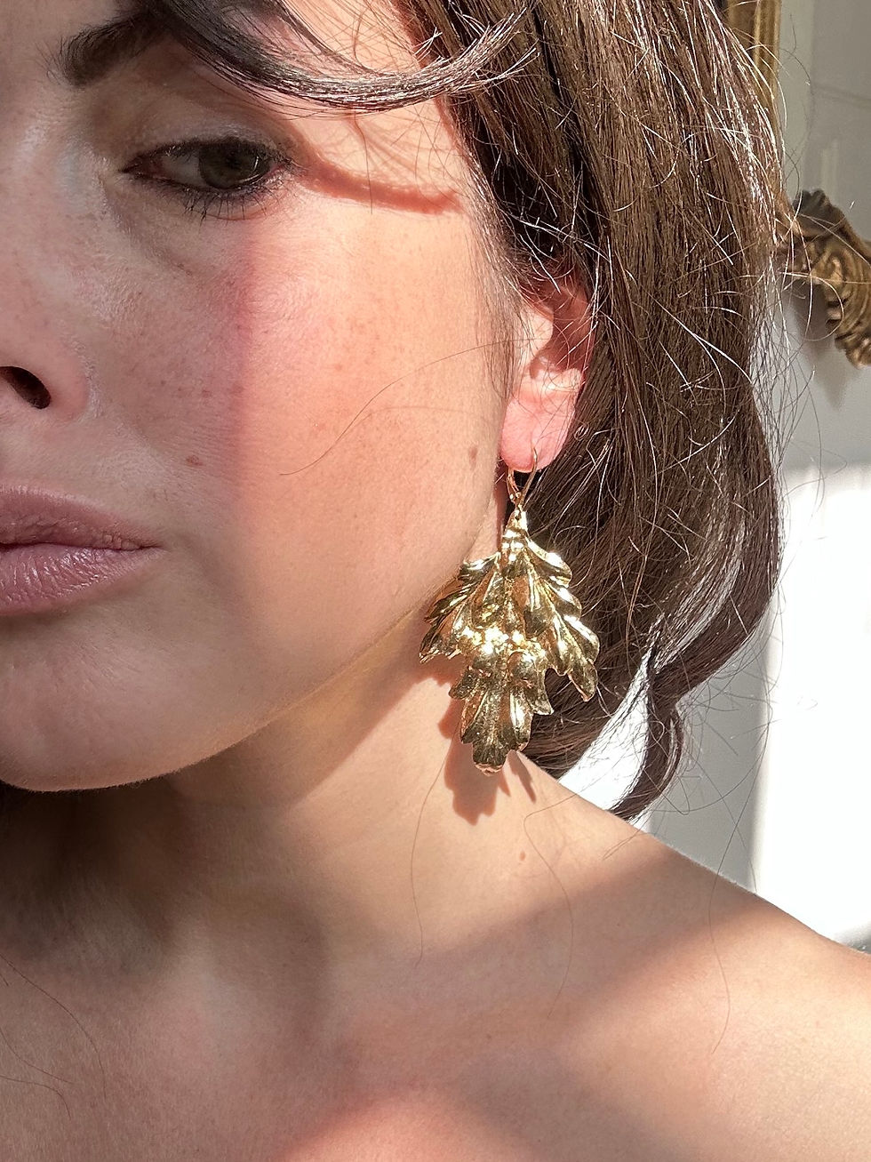 Thumbnail: Boucles d'oreilles feuilles dorées globe de mariée