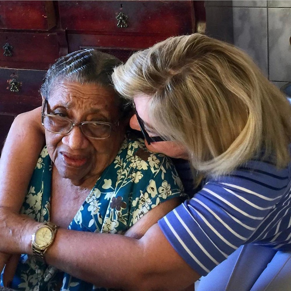Aqui Glorinha está ladeada ao carinho de dona Cacilda