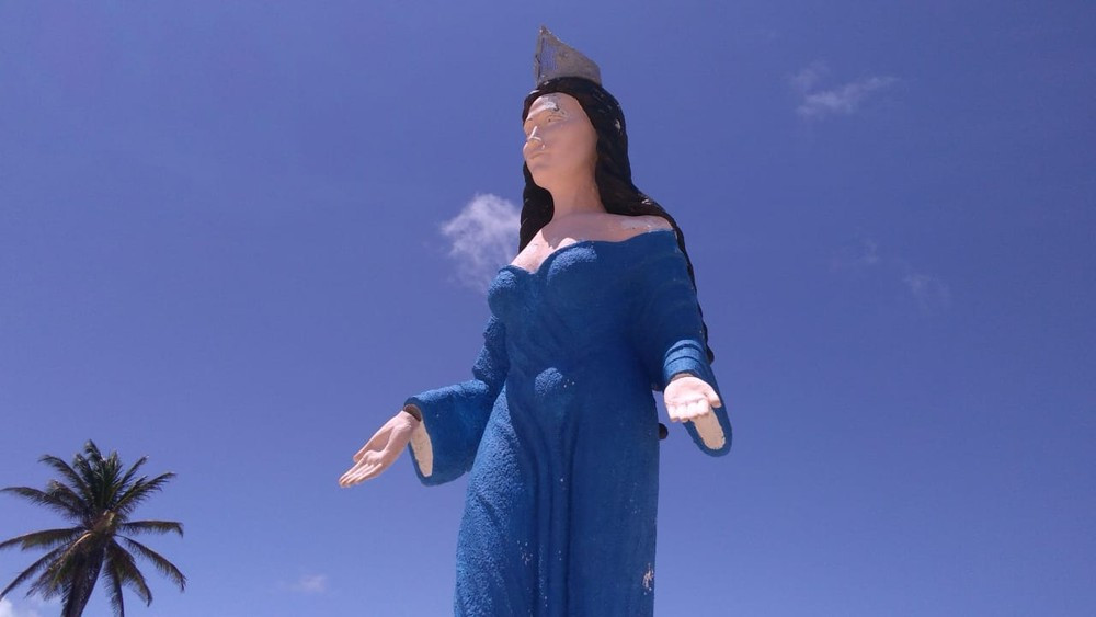 Estátua de Iemanjá, na Praia do Meio, em Natal, sofreu depredações. — Foto: Geraldo Jerônimo/Inter TV Cabugi
