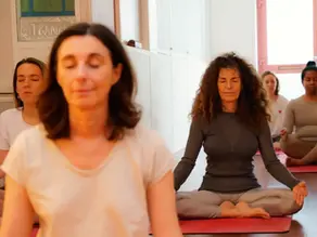 Vous cherchez un cours de yoga à Paris 16 ? Découvrez une pratique consciente, respectueuse du corps, en petit groupe, proche de chez vous.