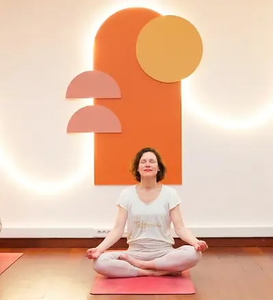 Femme pratiquant du Yoga à Paris dans le studio de Yoga Home Yoga Paris