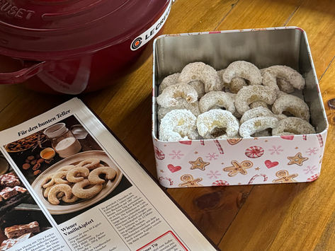 Vanillekipferl in einer Weihnachtsdose. 