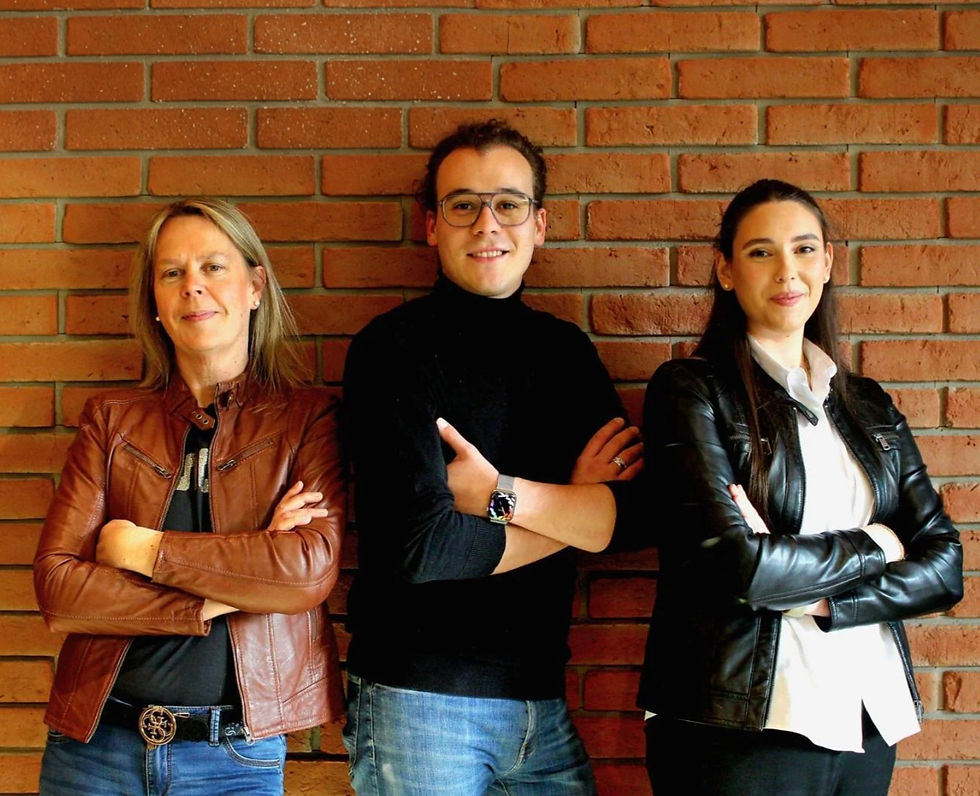 Die Storeleitung- Edventleitung und der Eventmanager stehen vor einer Backsteinwand