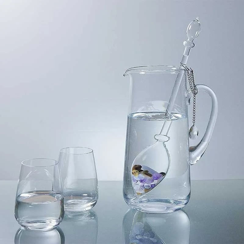 Thumbnail: Voorbeeld van de Edelsteenstaaf in een karaf met water met glazen ernaast