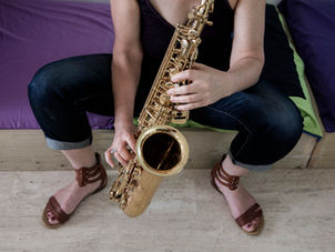 הסקסופון ממשיך לנגן