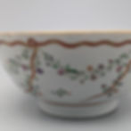 Miniaturbild: Chinese Export Famille Rose Bowl with Flower Festoons and Ribbon - side
