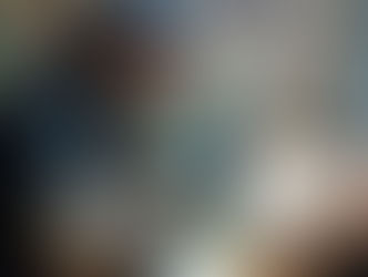 和彫りを施しているタトゥー彫師