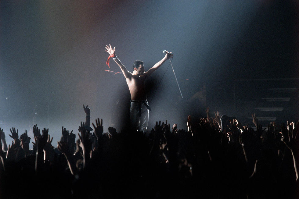 Musiker mit erhobenen Armen auf der Bühne