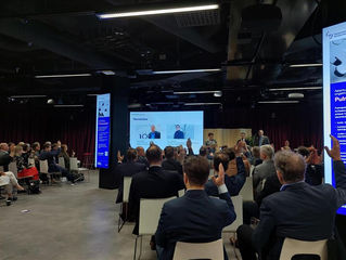 Tapahtuman yleisöä ja puhujat