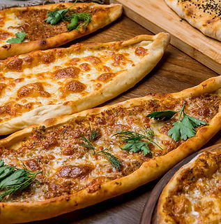 MEŞHUR DEVELİ CIVIKLISI PİDE Özel tahta kürekler ile odun fırının içine yerleştirilen pideler meşe odununun ateş yoğunluğuna