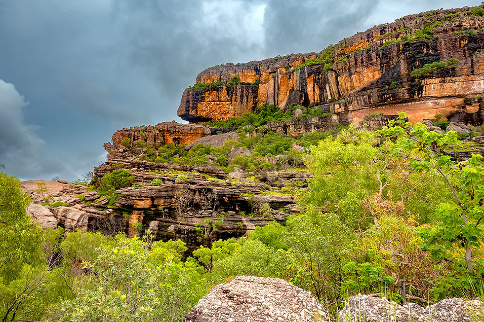 Burrungkuy (Nourlangie) outcrop and Arnhem Land escarpment from the Nawurlandja lookout, K