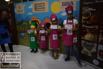 Niños enseñando un certificado en el chocokids 2018 de fedecacao
