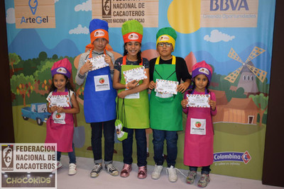 Niños enseñando un certificado en el chocokids 2018 de fedecacao