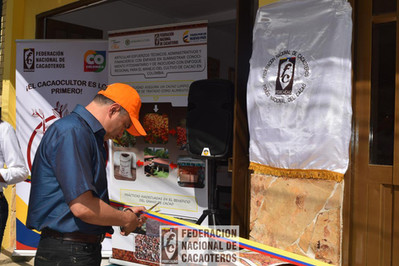 Personas inaugurando un establecimiento de fedecacao