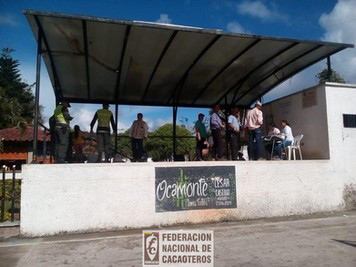 Personas votando en las elecciones cacaoteras 2018