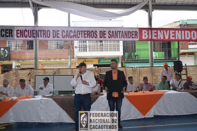 Personas de fedecacao hablando en público