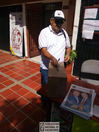 Persona votando en las elecciones cacaoteras 2018