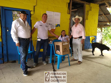 Persona votando en las elecciones cacaoteras 2018