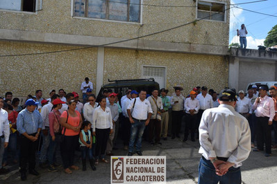 Persona hablando hacia un grupo de personas
