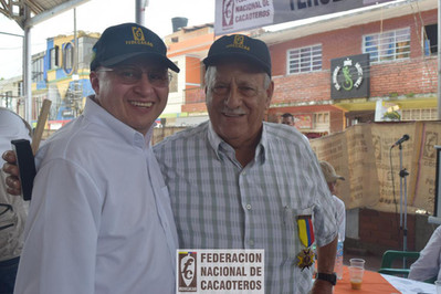 Personas sonriendo en el encuentro de cultivadores de cacao