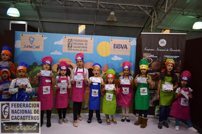 Niños enseñando un certificado en el chocokids 2018 de fedecacao