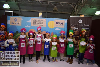 Niños enseñando un certificado en el chocokids 2018 de fedecacao