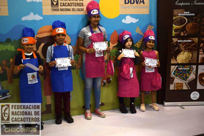 Niños enseñando un certificado en el chocokids 2018 de fedecacao