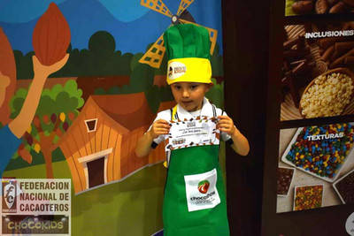 Niño sosteniendo un certificado en el chocokids 2018 de fedecacao