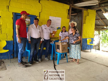 Persona votando en las elecciones cacaoteras 2018