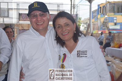 Personas sonriendo en el encuentro de cultivadores de cacao