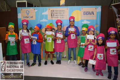 Niños enseñando un certificado en el chocokids 2018 de fedecacao