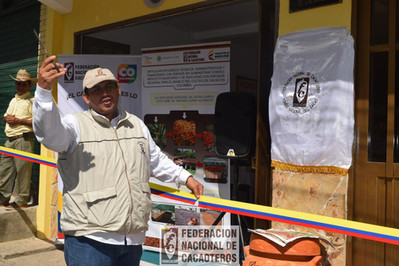 Persona inaugurando un establecimiento de fedecacao
