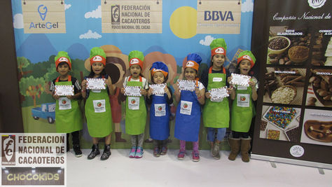 Niños enseñando un certificado en el chocokids 2018 de fedecacao