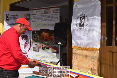 Personas inaugurando un establecimiento de fedecacao