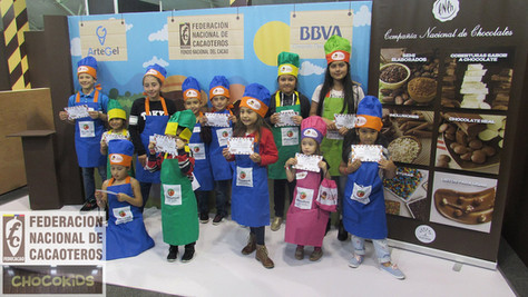 Niños enseñando un certificado en el chocokids 2018 de fedecacao