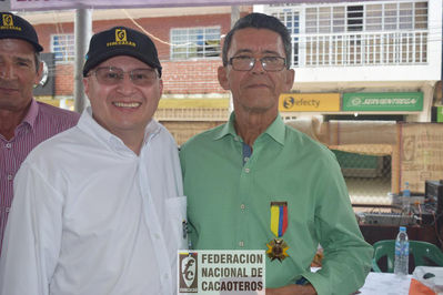 Personas sonriendo en el encuentro de cultivadores de cacao