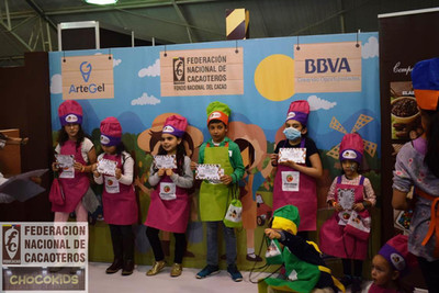 Niños enseñando un certificado en el chocokids 2018 de fedecacao