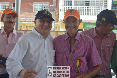 Personas sonriendo en el encuentro de cultivadores de cacao