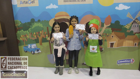 Niños enseñando un certificado en el chocokids 2018 de fedecacao