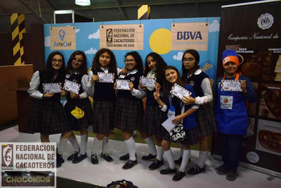 Niños enseñando un certificado en el chocokids 2018 de fedecacao