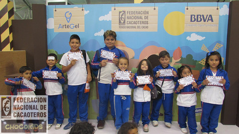 Niños enseñando un certificado en el chocokids 2018 de fedecacao