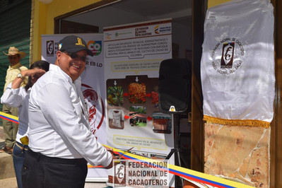 Personas inaugurando un establecimiento de fedecacao