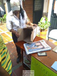 Jurado de votación revisando la urna de los votos