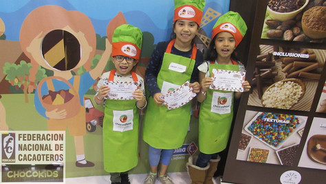 Niños enseñando un certificado en el chocokids 2018 de fedecacao