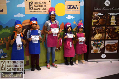 Niños enseñando un certificado en el chocokids 2018 de fedecacao