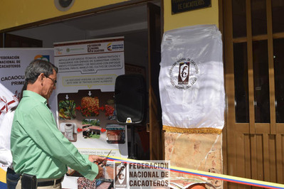 Personas inaugurando un establecimiento de fedecacao