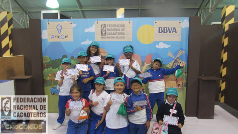 Niños enseñando un certificado en el chocokids 2018 de fedecacao