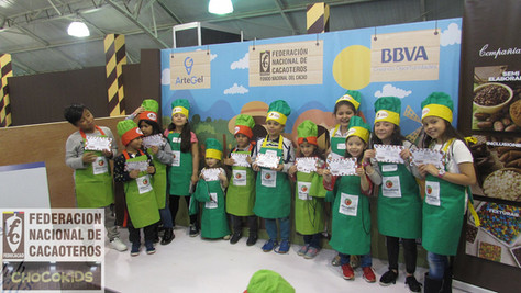 Niños enseñando un certificado en el chocokids 2018 de fedecacao