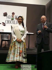 Asistente fedecacao en el salon du chocolat en parís